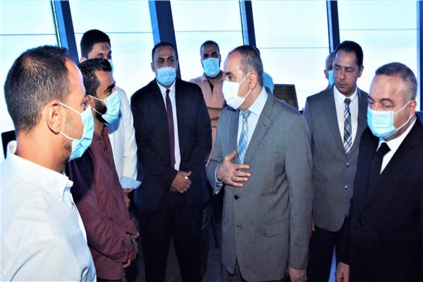 وزير الطيران المدنى يتفقد برج مراقبة مطار القاهرة 