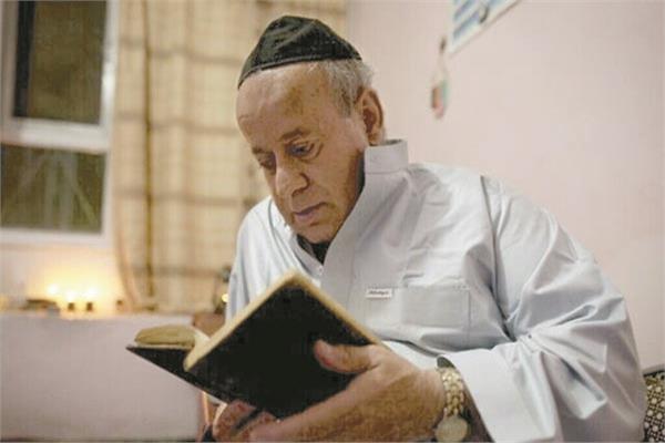 زابولون سيمانتوف يصلي قبل الاحتفال برأس السنة العبرية «صورة من رويترز»