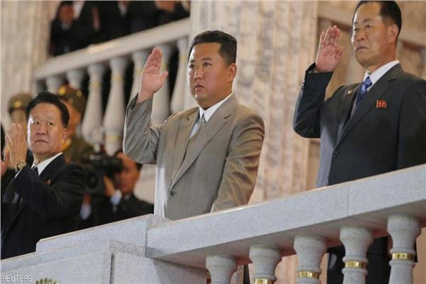 زعيم كوريا الشمالية  كيم جونج أون خلال العرض العسكري