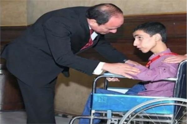 الدكتور محمد عمر خيري أول معيد مصاب بمرض ضمور العضلات في مصر بجامعة الزقازيق