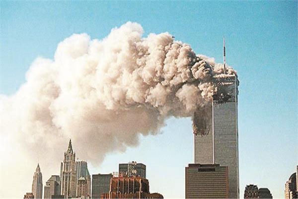 برج التجارة العالمى عقب اصطدام الطائرة به فى هجمات ١١ سبتمبر