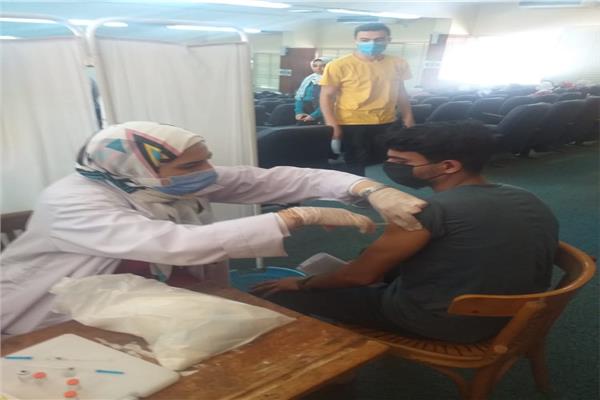 جامعة المنصورة تواصل تطعيم طلابها