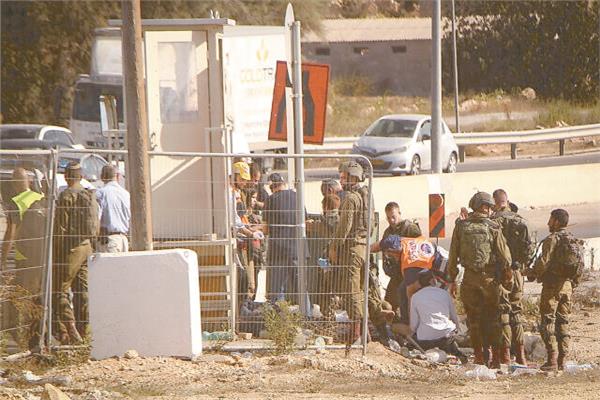 قوات الاحتلال الإسرائيلى فى موقع حادث الطعن المزعوم