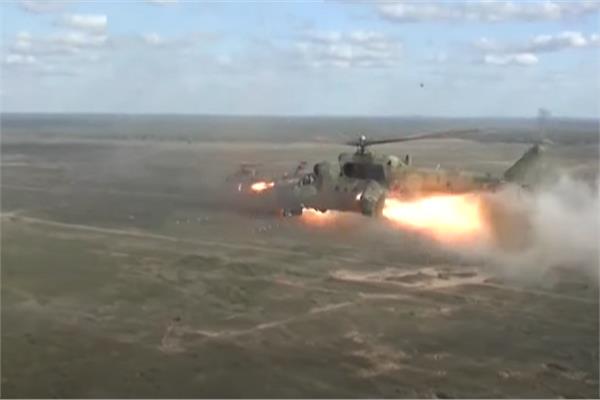مروحيات روسية من طراز Mi-35 وMi-24 تطلق صواريخ مضادة للدبابات