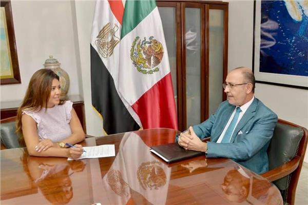 محررة "الأخبار" في حوار مع سفير المكسيك بالقاهرة