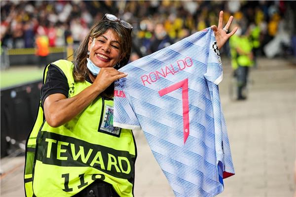 رونالدو يهدي قميصه لامرأة