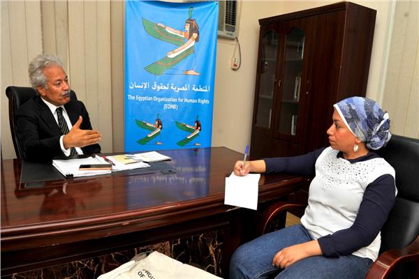 الزميلة مروة العدوى خلال حوارها مع رئيس المنظمة المصرية حقوق الانسان 