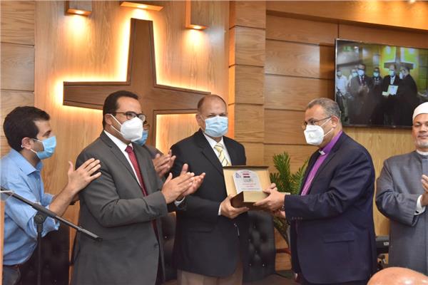 محافظ أسيوط ورئيس الطائفة الانجلية بمصر يشهدان إفتتاح كنيسة الناصرية الإنجيلية بمركز الفتح 