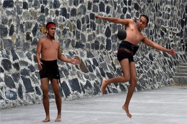 شابان من المكسيك خلال ممارسة لعبة بيلوتا - الفرنسية