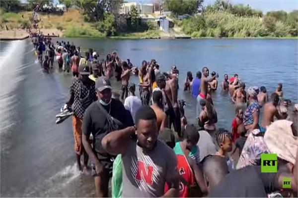 مئات المهاجرين يعبرون نهرا حدوديا - صورة من الفيديو