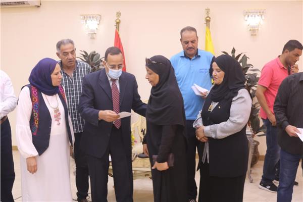 محافظ شمال سيناء يوزع الدفعة الأولي من تعويضات أسر الشهداء والمصابين 