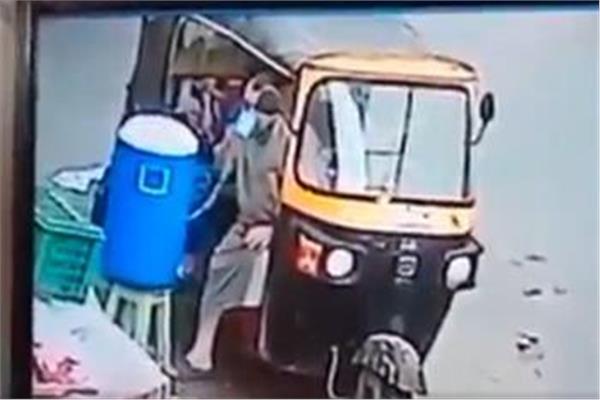 بالفيديو.. سائق توك يسرق كولمان مياة بأحد الشوارع 