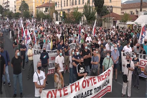 تجمع حشود كبيرة أمام السفارة الأمريكية في أثينا باليونان