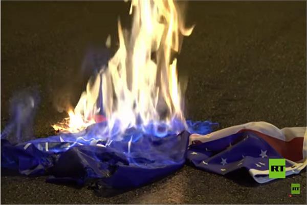 احراق العلم الأمريكي - صورة من الفيديو