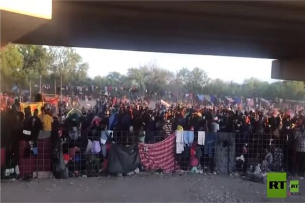  احتشاد أكثر من 10 آلاف مهاجر - صورة من الفيديو