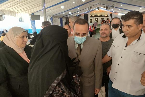 محافظ شمال سيناء يتابع توزيع الدفعة الأولى من تعويضات أسر الشهداء والمصابين بالعريش