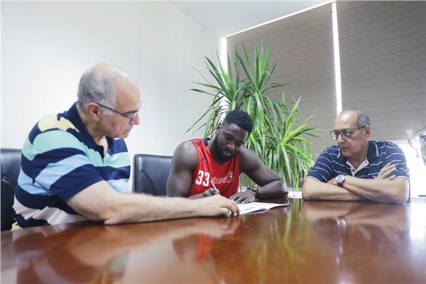 «مايكل فاكوادي» يدعم «رجال سلة الأهلي» في البطولة العربية 