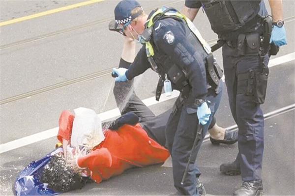 الشرطة تستخدم رذاذ الفلفل ضد امرأة مسنة أثناء الاحتجاجات على القيود الصحية بأستراليا      