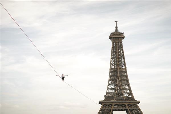 شاب فرنسى يسير على حبل لمسافة 70 مترا معلقا فى الهواء