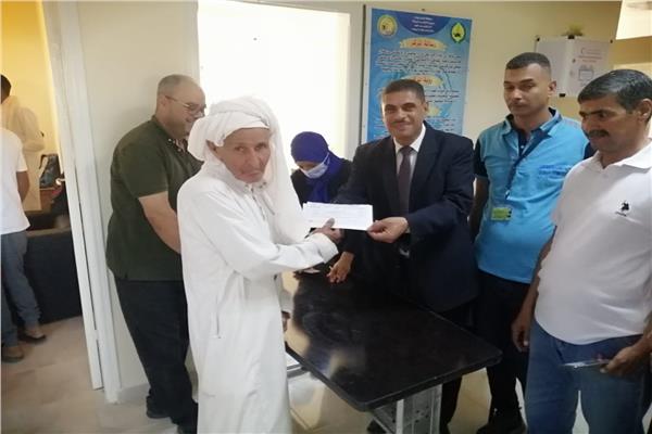 توزيع 700 فيزا كارت على أسر الشهداء في قرية الروضة بشمال سيناء