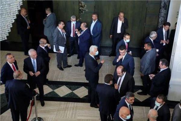 نواب البرلمان اللبناني ينتظرون بعد انقطاع الكهرباء