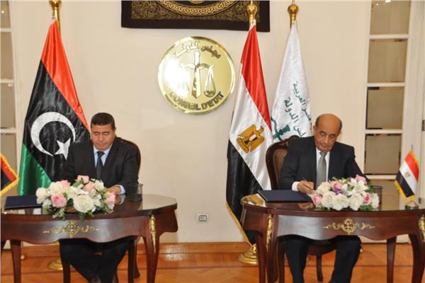 أثناء توقيع مذكرة تفاهم بين مجلس الدولة المصري والمجلس الأعلى للقضاء بليبيا