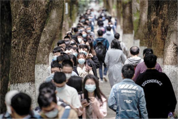 المواطنون فى مدينة ووهان الصينية يتبعون الإجراءات الإحترازية  --  «صورة من أ.ف.ب»