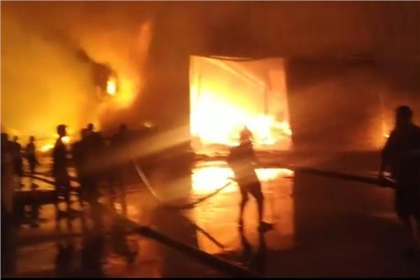 ماس كهربائى يشعل النيران بمصنع جراند باك للكرتون واصابة مهندس باختناق