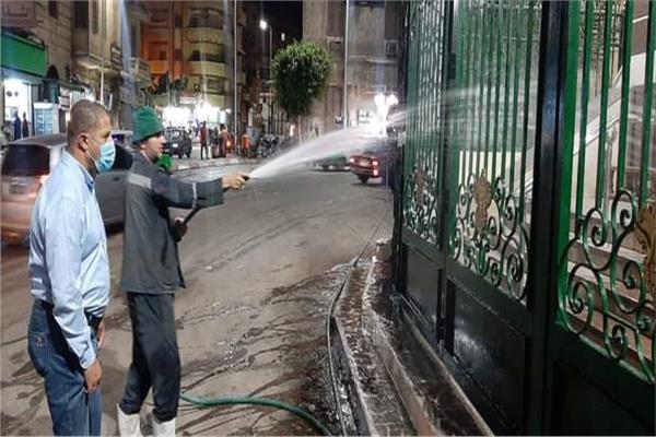 رئيس مدينة دمنهور يقود حملة نظافة وغسيل أرصفة ميدان مسجد التوبة
