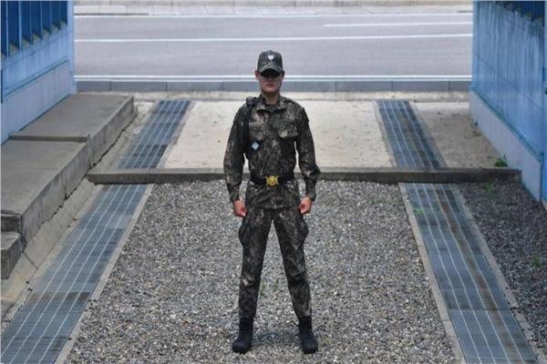 جندي من كوريا الجنوبية على الحدود مع جارتها الشمالية
