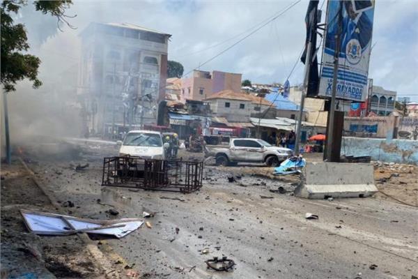 اثار الانفجار الذي ضرب القصر الرئاسي الصومالي