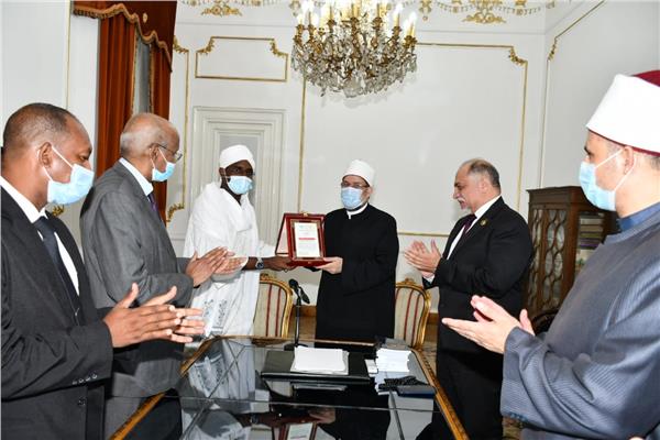 وزير الأوقاف السوداني يهدي درع الوزارة للدكتور محمد مختار جمعة
