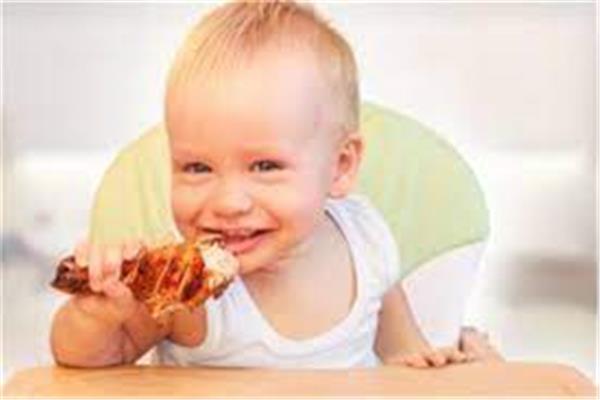 صوره طفل يأكل اللحوم
