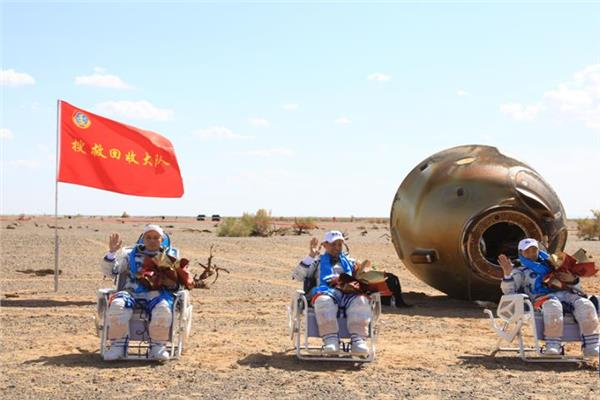 خروج آمن لرواد الفضاء ني هايشنغ في الوسط وليو بومينغ على اليمين وتانغ هونغبو
