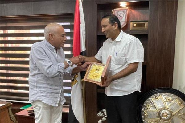 رئيس المدينة الليبي يهدي درع النادي لحسين لبيب
