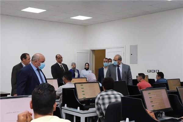رئيس جامعة الدلتا التكنولوجية يفتتح العمل بقاعة الإختبارات الإلكترونية.