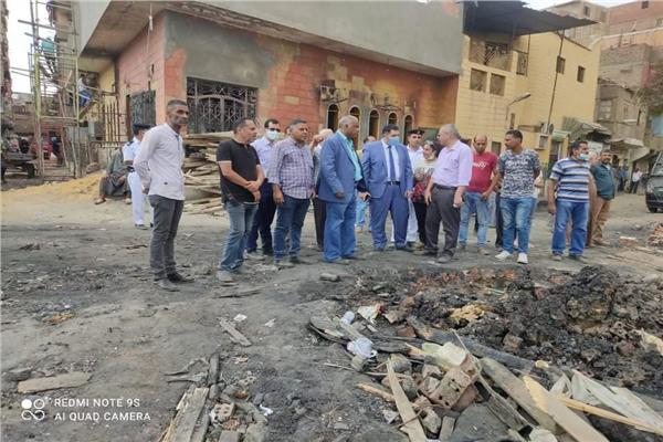  نائب محافظ القاهرة يتفقد إزالة مغالق الخشب المحترقة بالشرابية