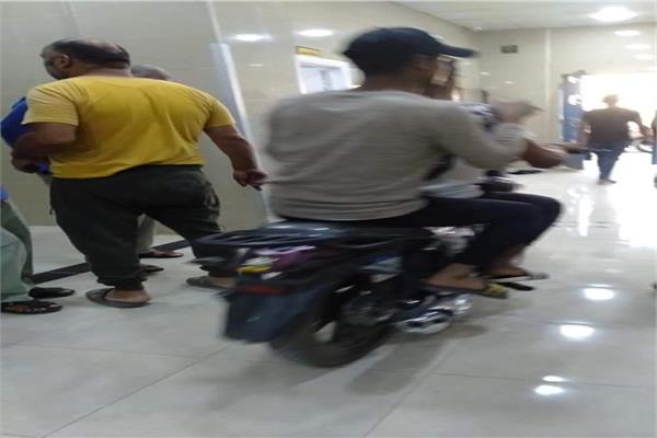 دراجة نارية داخل استقبال المستشفى