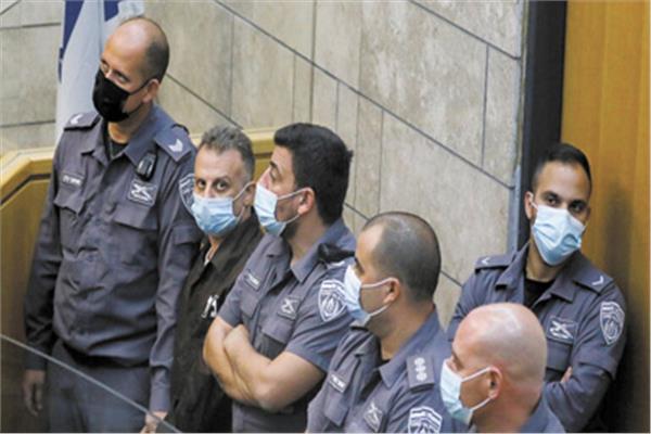 الشرطة الإسرائيلية تحيط بالأسير الفلسطينى يعقوب قادرى