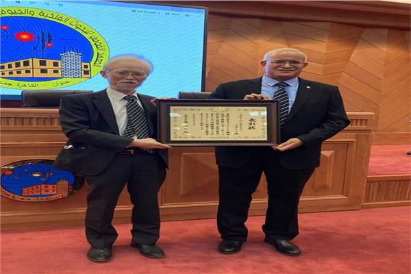 وزير الخارجية الياباني يمنح أستاذ بعلوم المنوفية شهادة تقدير لإنجازاته 