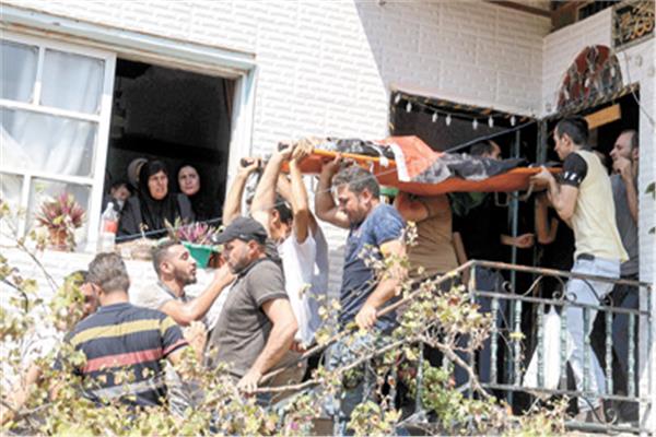 فلسطينيون يحملون جثمان الشهيد علاء زيود  