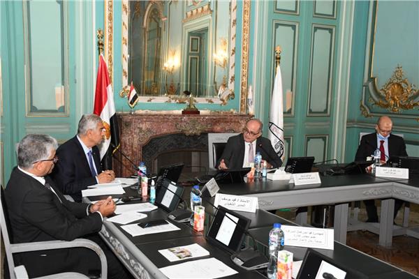  نائب رئيس جامعة عين شمس يجتمع باللجنة التنفيذية 