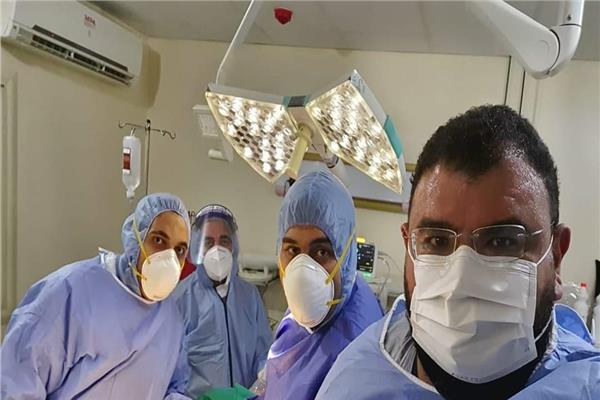 فريق طبي في إجراء عملية ولادة قيصرية