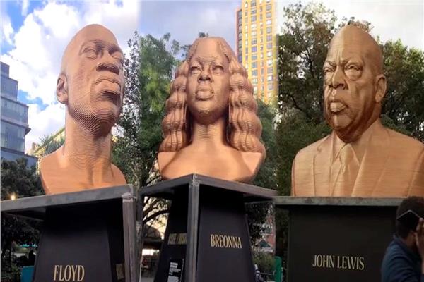 التماثيل في ساحة الحرية بنيويورك