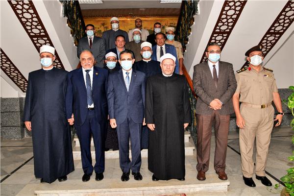 محافظ الغربية ومفتي الديار المصرية يؤديان صلاة الجمعة بالمسجد الأحمدي بطنطا 