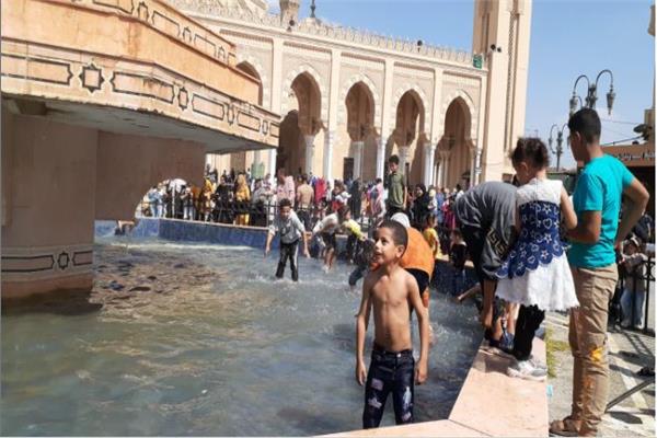 بالصور الأطفال يحتفلون بالسباحة في نافورة السيد البدوى بطنطا بعد إلغاء احتفالات بمولده 