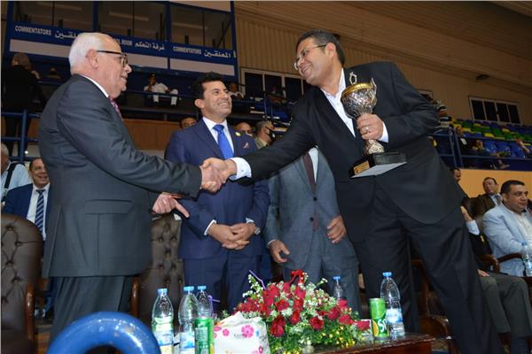 وزير الشباب والرياضة ومحافظ بورسعيد يشهدان فاعليات ختام بطولة الشركات ببورسعيد 