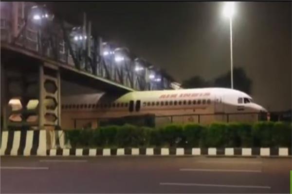 طائرة هندية عالقة في مكان غريب - صورة من الفيديو