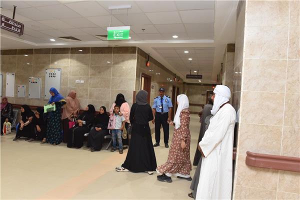 اقبال كبير من المرضى فى اول يوم لتشغيل مستشفى سوهاج الجامعى