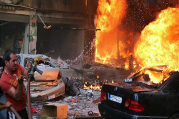 محاولة لإطفاء الحريق الناجم عن انفجار قنبلة بالعاصمة اللبنانية بيروت